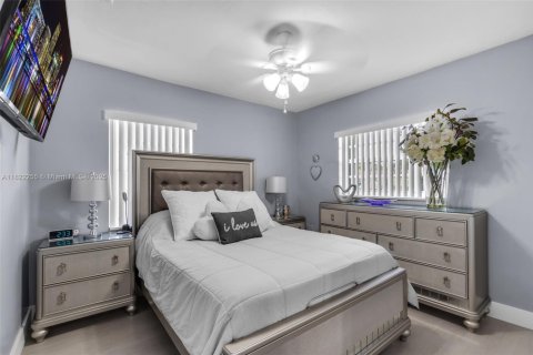 House in Miami Gardens, Florida 3 bedrooms, 98.29 sq.m. № 1977489 - photo 16