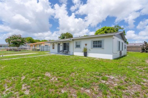 House in Miami Gardens, Florida 3 bedrooms, 98.29 sq.m. № 1977489 - photo 2