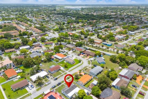 House in Miami Gardens, Florida 3 bedrooms, 98.29 sq.m. № 1977489 - photo 24