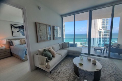 Condo in Sunny Isles Beach, Florida, 2 bedrooms № 1985557 - photo 2
