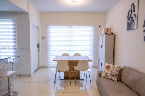 House in Homestead, Florida 4 bedrooms, 133.22 sq.m. № 1892292 - photo 3