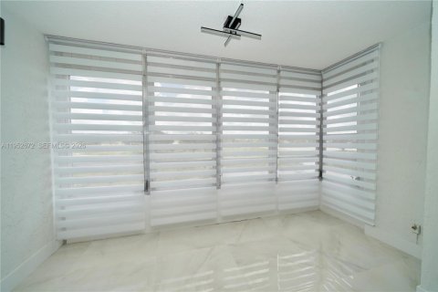 Снять в аренду кондоминиум в Санрайз, Флорида 2 спальни, 107.95м2, № 2009355 - фото 6