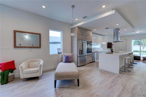 Touwnhouse à louer à Miami, Floride: 4 chambres, 250.84 m2 № 1985346 - photo 2