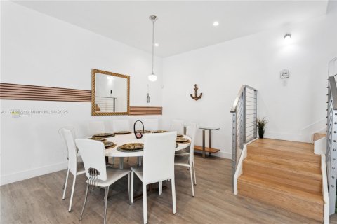 Touwnhouse à louer à Miami, Floride: 4 chambres, 250.84 m2 № 1985346 - photo 13