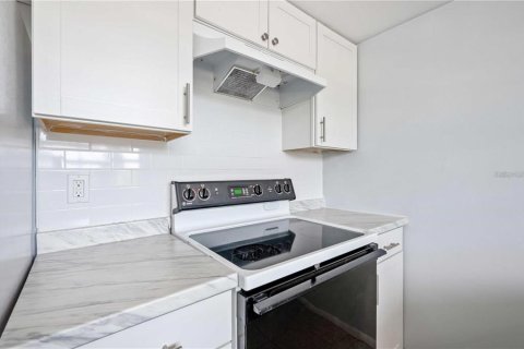 Condo in Clearwater, Florida, 1 bedroom № 2222007 - photo 4