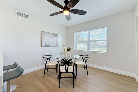 House in Seminole, Florida 3 bedrooms, 128.21 sq.m. № 2305096 - photo 22