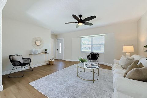 House in Seminole, Florida 3 bedrooms, 128.21 sq.m. № 2305096 - photo 7