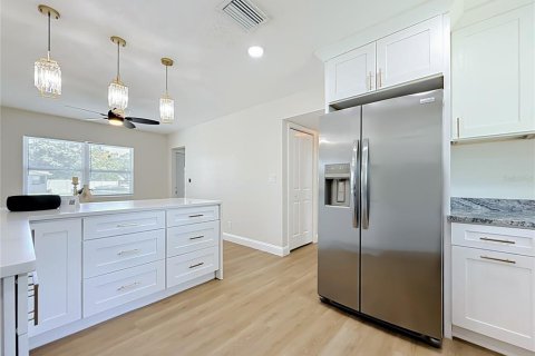 House in Seminole, Florida 3 bedrooms, 128.21 sq.m. № 2305096 - photo 16