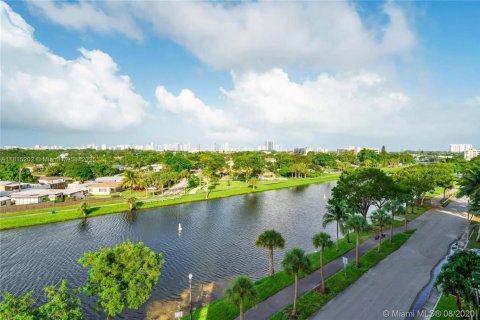 Купить кондоминиум в Норт-Майами-Бич, Флорида 2 спальни, 90.12м2, № 2054788 - фото 3