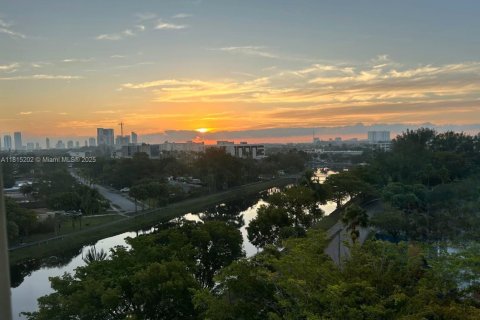 Купить кондоминиум в Норт-Майами-Бич, Флорида 2 спальни, 90.12м2, № 2054788 - фото 23