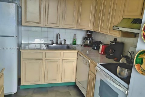 Купить кондоминиум в Норт-Майами-Бич, Флорида 2 спальни, 90.12м2, № 2054788 - фото 8