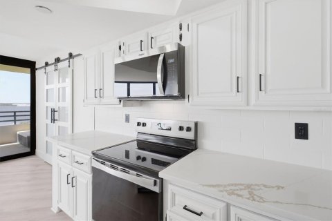 Condo in Daytona Beach Shores, Florida, 2 bedrooms № 2385909 - photo 7