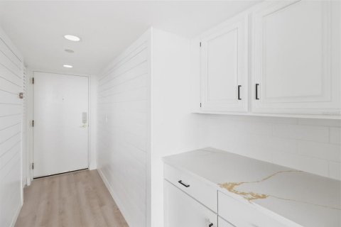 Condo in Daytona Beach Shores, Florida, 2 bedrooms № 2385909 - photo 5