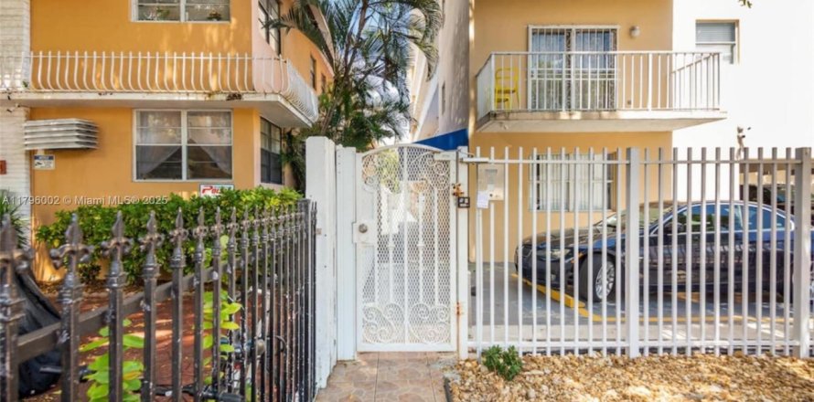 Condominio en Miami Beach, Florida, 2 dormitorios № 1727147