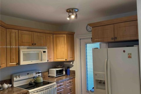 Condo in Lauderdale Lakes, Florida, 2 bedrooms  № 1968685 - photo 3