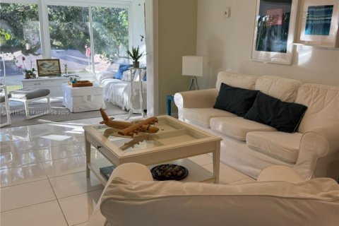 Condo in Lauderdale Lakes, Florida, 2 bedrooms  № 1968685 - photo 2