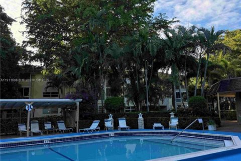 Condo in Lauderdale Lakes, Florida, 2 bedrooms  № 1968685 - photo 24