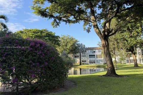 Condo in Lauderdale Lakes, Florida, 2 bedrooms  № 1968685 - photo 30
