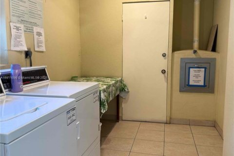 Condo in Lauderdale Lakes, Florida, 2 bedrooms  № 1968685 - photo 22