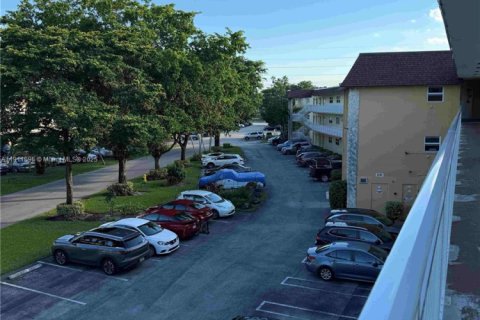 Condo in Lauderdale Lakes, Florida, 2 bedrooms  № 1968685 - photo 20