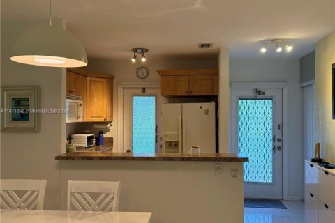 Condo in Lauderdale Lakes, Florida, 2 bedrooms  № 1968685 - photo 4