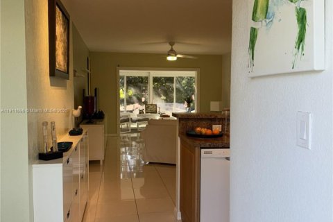 Condo in Lauderdale Lakes, Florida, 2 bedrooms  № 1968685 - photo 18