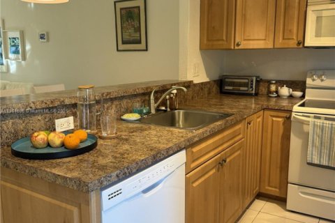 Condo in Lauderdale Lakes, Florida, 2 bedrooms  № 1968685 - photo 15