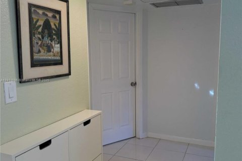 Condo in Lauderdale Lakes, Florida, 2 bedrooms  № 1968685 - photo 11