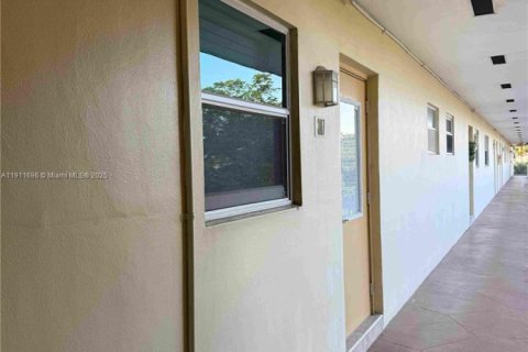 Condo in Lauderdale Lakes, Florida, 2 bedrooms  № 1968685 - photo 19