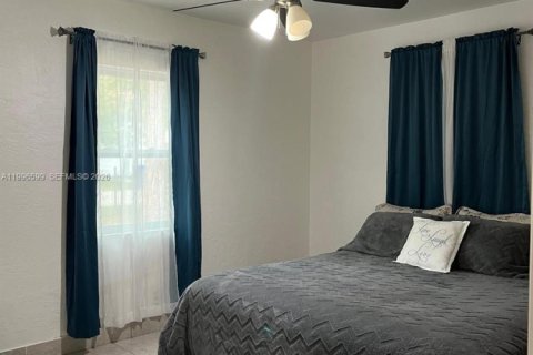 House in Hollywood, Florida 3 bedrooms, 85.84 sq.m. № 2058645 - photo 27