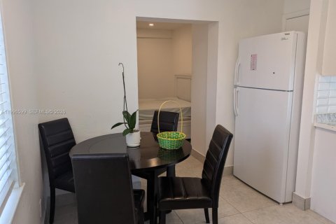 Дом в Холливуд, Флорида 3 спальни, 85.84м2 № 2058645