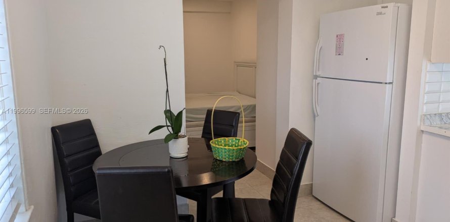 Дом в Холливуд, Флорида 3 спальни, 85.84м2 № 2058645