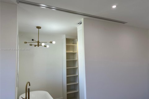 Condominio en venta en Hallandale Beach, Florida, 2 dormitorios, 123.56 m2 № 1834505 - foto 19