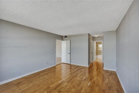 Condominio en venta en Hallandale Beach, Florida, 1 dormitorio, 88.26 m2 № 2052015 - foto 12