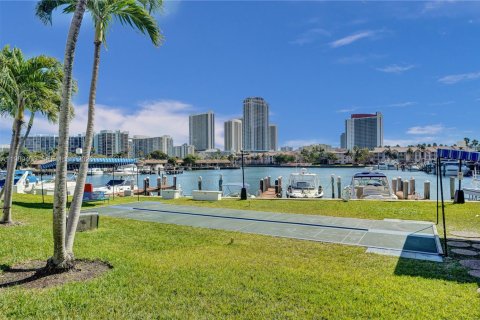 Condominio en venta en Hallandale Beach, Florida, 1 dormitorio, 88.26 m2 № 2052015 - foto 20