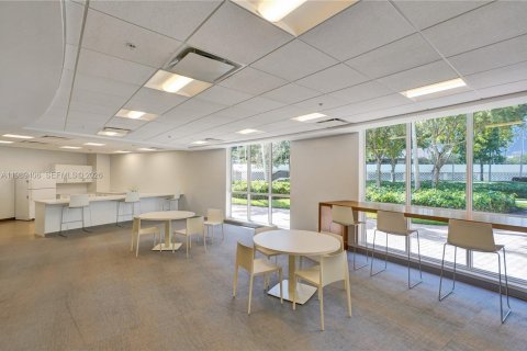 Condominio en venta en Hallandale Beach, Florida, 1 dormitorio, 88.26 m2 № 2052015 - foto 28