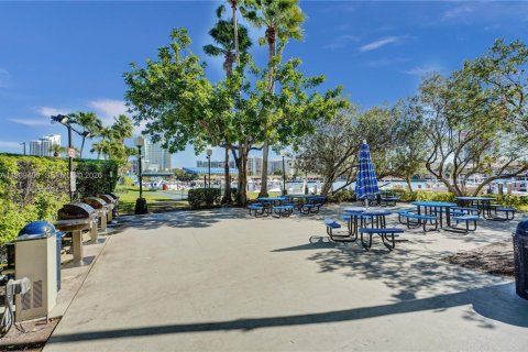 Condominio en venta en Hallandale Beach, Florida, 1 dormitorio, 88.26 m2 № 2052015 - foto 23