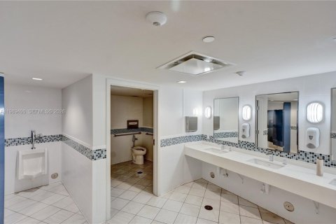 Condominio en venta en Hallandale Beach, Florida, 1 dormitorio, 88.26 m2 № 2052015 - foto 26