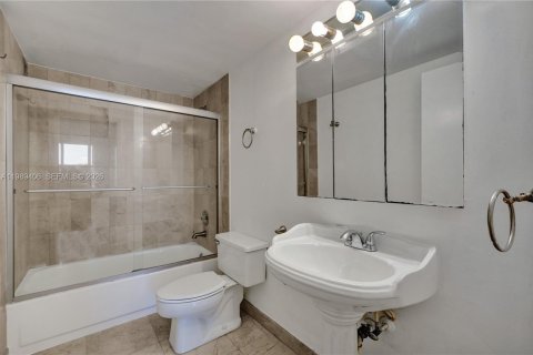 Condominio en venta en Hallandale Beach, Florida, 1 dormitorio, 88.26 m2 № 2052015 - foto 14