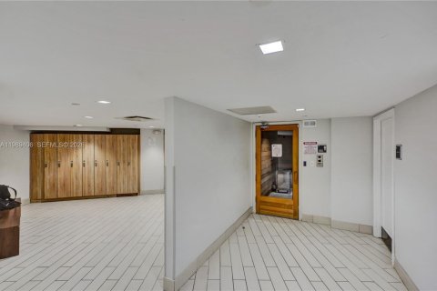 Condominio en venta en Hallandale Beach, Florida, 1 dormitorio, 88.26 m2 № 2052015 - foto 27