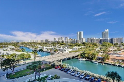 Condominio en venta en Hallandale Beach, Florida, 1 dormitorio, 88.26 m2 № 2052015 - foto 1