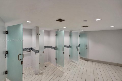 Condominio en venta en Hallandale Beach, Florida, 1 dormitorio, 88.26 m2 № 2052015 - foto 25