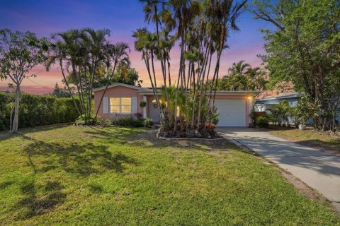 House in South Pasadena, Florida 3 bedrooms, 109.81 sq.m. № 2105104