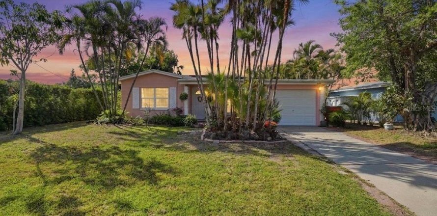 House in South Pasadena, Florida 3 bedrooms, 109.81 sq.m. № 2105104