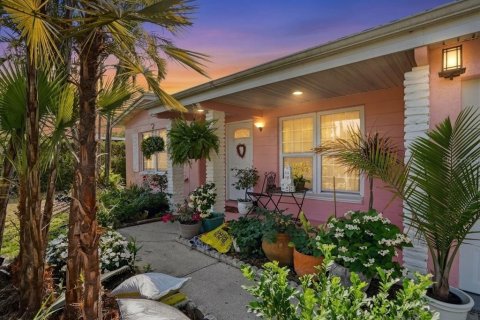 House in South Pasadena, Florida 3 bedrooms, 109.81 sq.m. № 2105104 - photo 5