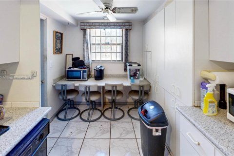 Villa ou maison à vendre à Miami, Floride: 4 chambres, 487.83 m2 № 1894228 - photo 17