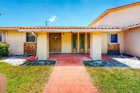 Villa ou maison à vendre à Miami, Floride: 4 chambres, 487.83 m2 № 1894228 - photo 5