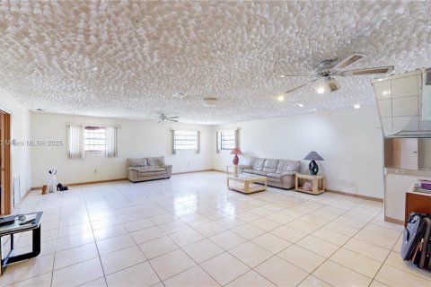 Villa ou maison à vendre à Miami, Floride: 4 chambres, 487.83 m2 № 1894228 - photo 26