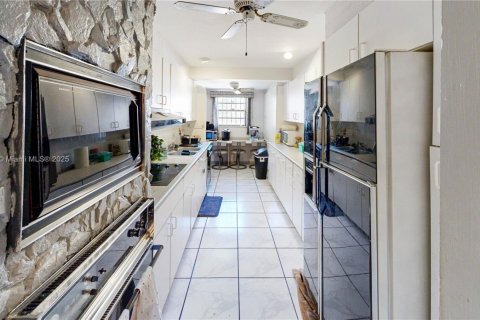 Villa ou maison à vendre à Miami, Floride: 4 chambres, 487.83 m2 № 1894228 - photo 16