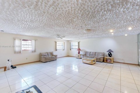 Villa ou maison à vendre à Miami, Floride: 4 chambres, 487.83 m2 № 1894228 - photo 25
